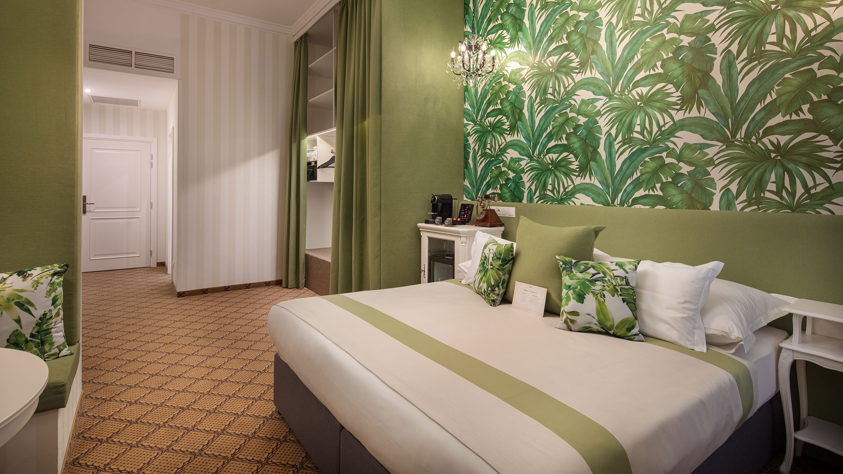 Superior King Room (Doric)