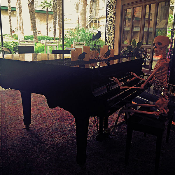 600x600-The-Menger-Hotel-Lobby-Pianist.jpg