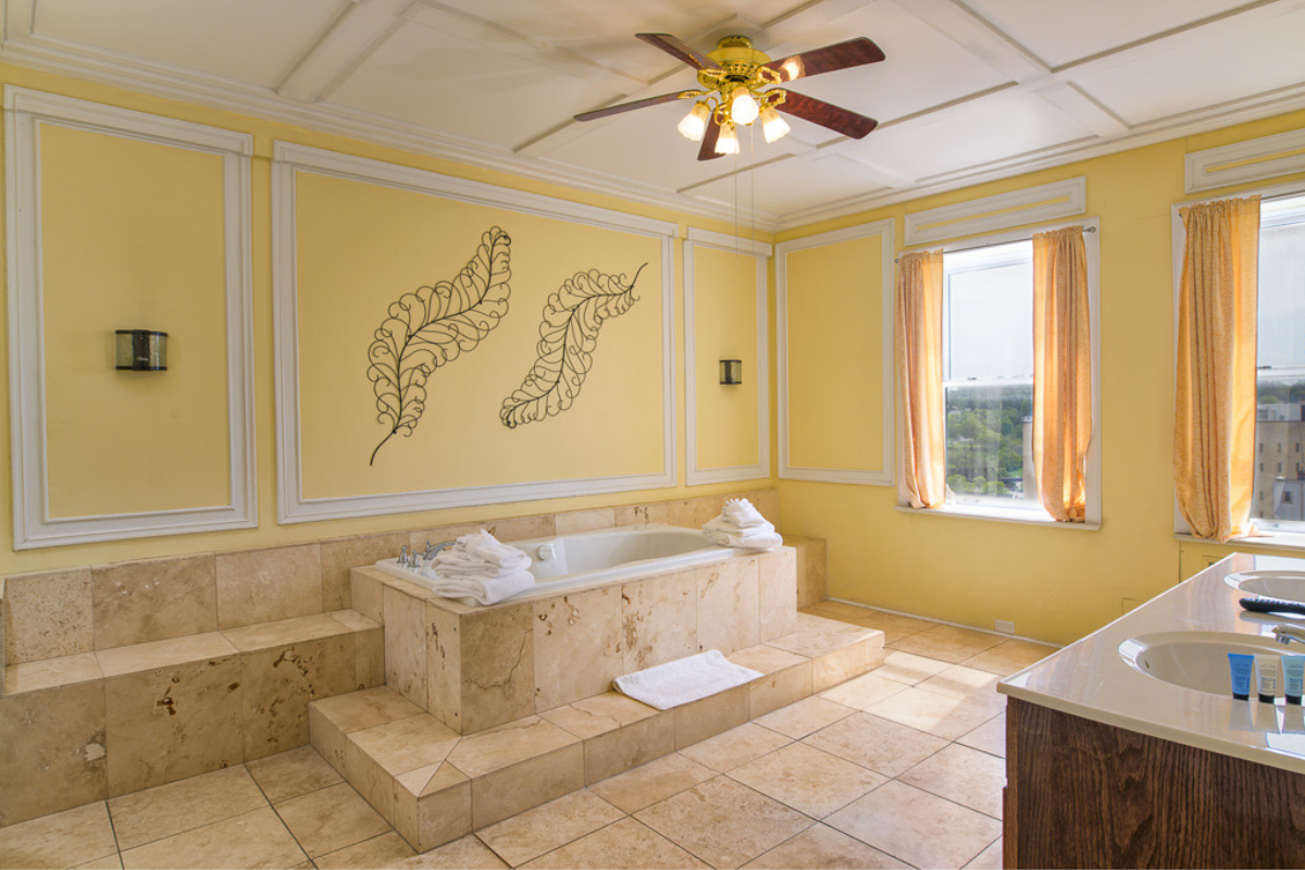 Image of the bathroom of the JFK Suite at the George Washington Hotel in Washington, Pennsylvania, is a member of Historic Hotels of America since 2023.