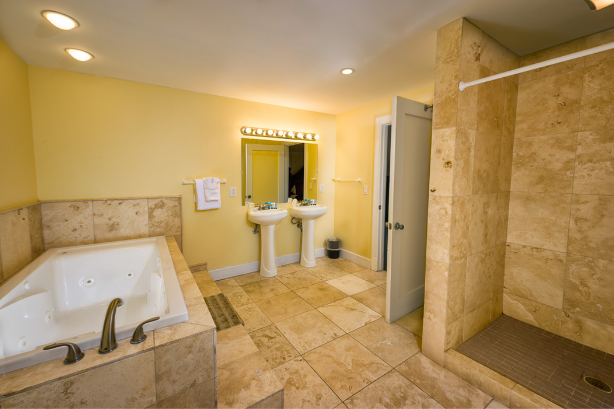 Image of the Marilyn Monroe Suite Bathroom at the George Washington Hotel in Washington, Pennsylvania, is a member of Historic Hotels of America since 2023.