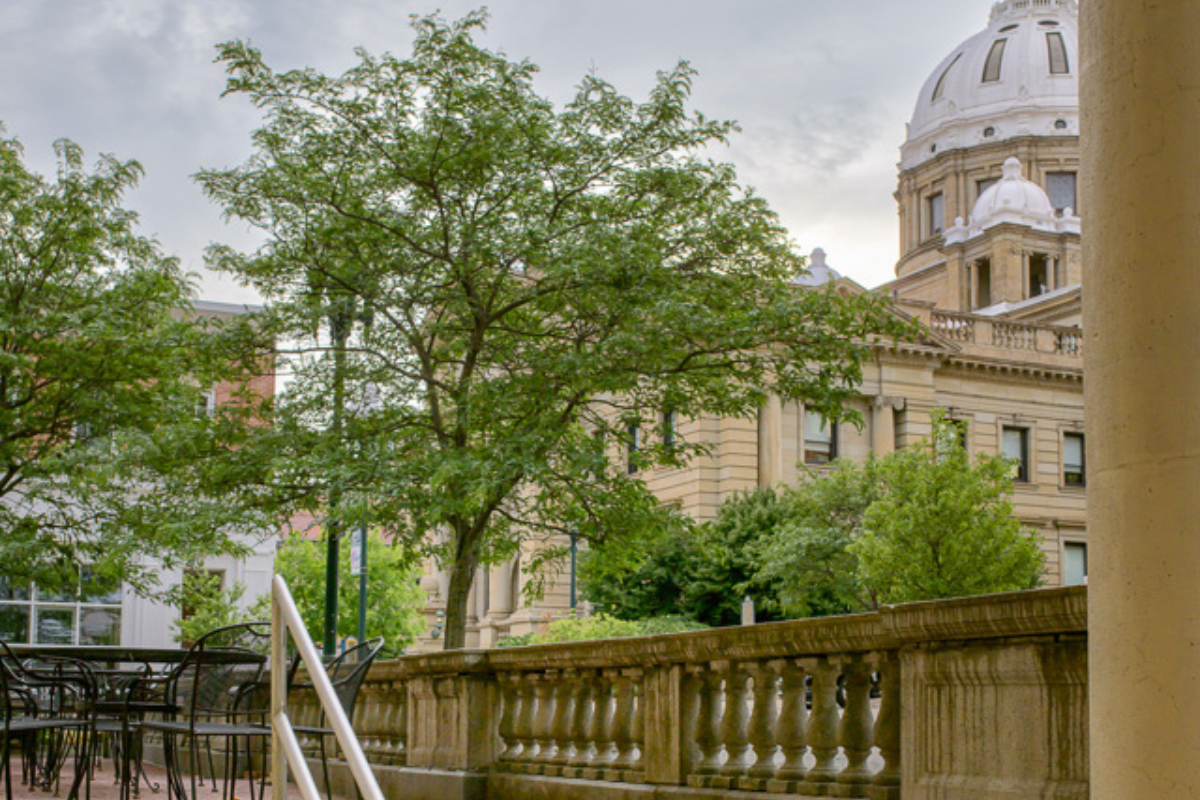 Image of exterior seating area at the George Washington Hotel in Washington, Pennsylvania, is a member of Historic Hotels of America since 2023.