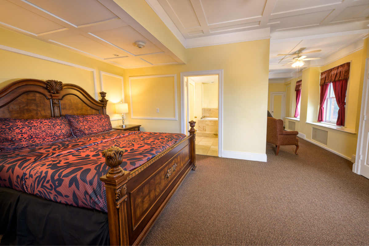 Image of the Marilyn Monroe Suite at the George Washington Hotel in Washington, Pennsylvania, is a member of Historic Hotels of America since 2023.